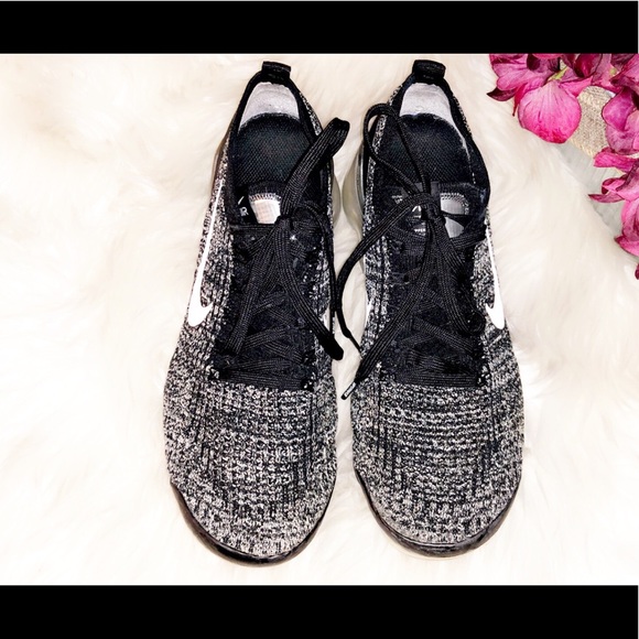 NIKE Vapormax Flyknit Black and White Sneaker - Picture 5 of 8